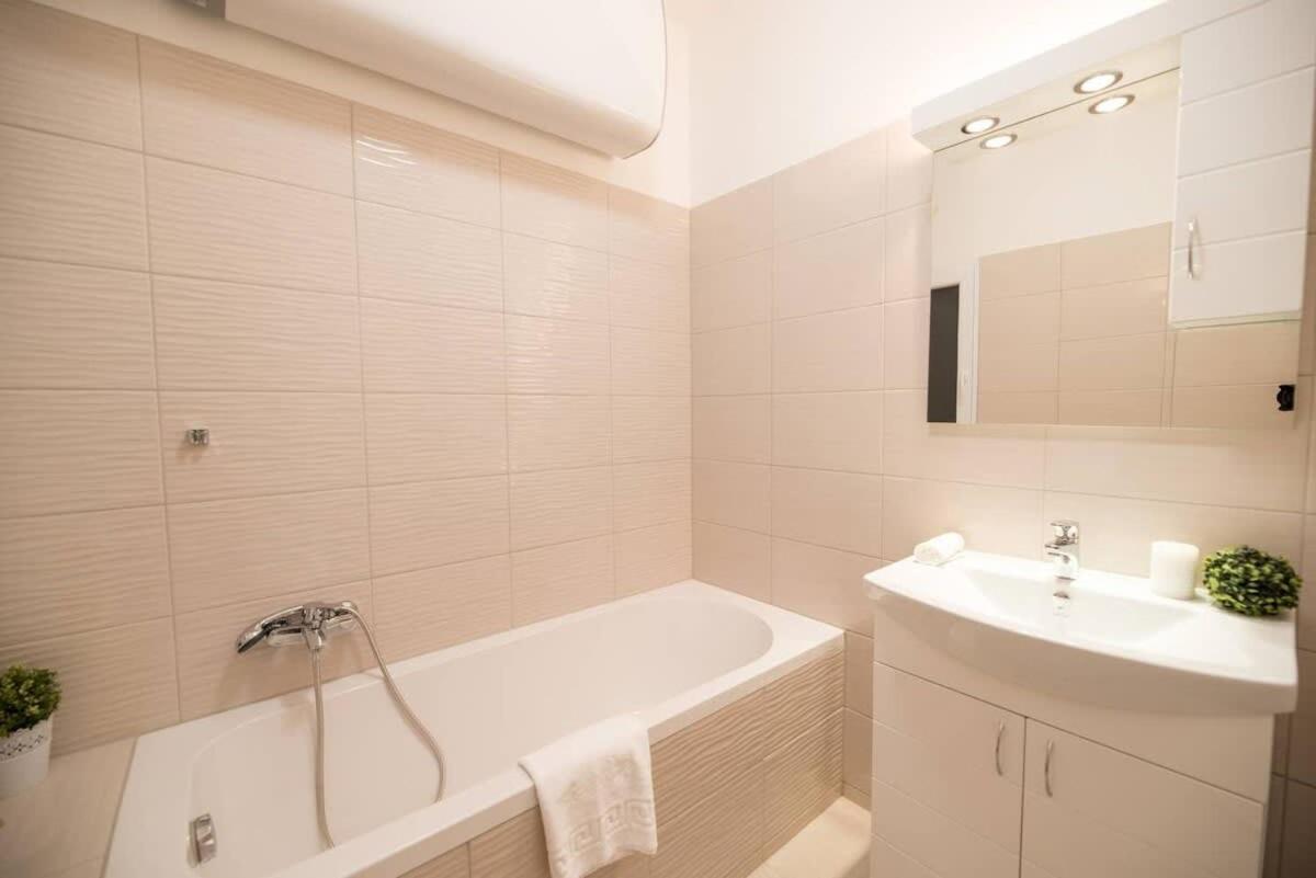 Trendy Central Apartment At Castle Boedapest Buitenkant foto