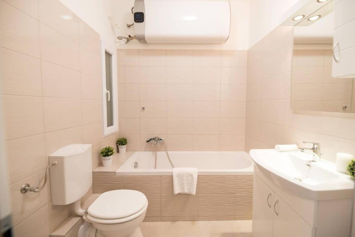 Trendy Central Apartment At Castle Boedapest Buitenkant foto